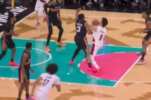 阿夫迪亚疯狂强攻凯尔登 后仰击篮组成2+1