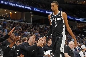 马刺主宰系列赛G1取胜 开拓者压力山大