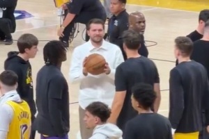 东契奇暂停要球拍被ESP解读 比赛热情高涨😔