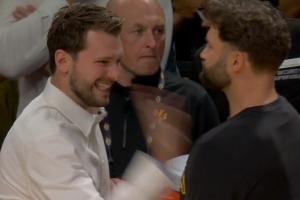 东契奇板凳故事：抱着篮球热情击掌 队友互动暖心