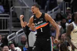 文班闪耀季后赛首秀：35分创纪录秀技惊四座