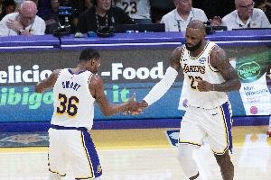 斯玛特：詹姆斯季后赛心理状态截然不同，乐见合作