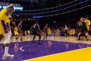 伊森犯规被造 詹姆斯背传配合艾顿得分