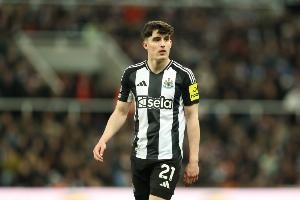 伯恩茅斯交锋，纽卡后卫利夫拉门托疑似腹股沟伤退