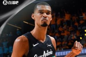 独角兽文班闪耀首战！攻防一体助圣城复兴 马刺力克开拓者夺首场胜利