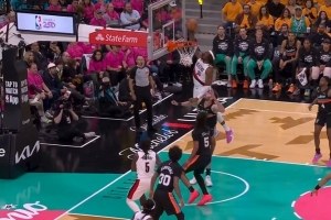 巅峰对抗！霍勒迪策应 罗威空中爆发单臂扣篮