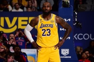 火箭暴露防守漏洞，杨健：詹姆斯无消耗，进攻进步需积累