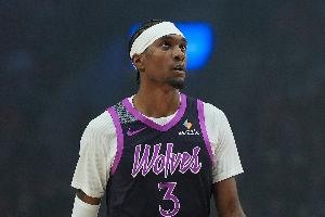 麦克丹尼尔斯发挥平平，16分8篮板难抵负值-17尴尬