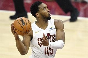 米切尔半场13分+10正负值，骑士火力全开