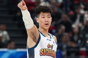 李玮颢半场12分江苏火力猛增