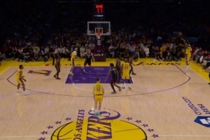 神级联动！詹姆斯虚晃妙传 范德彪从容命中关键三分