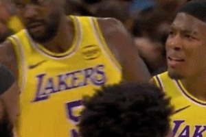 八村塁传球被断 詹姆斯示意触地 八村塁询问‘为什么’