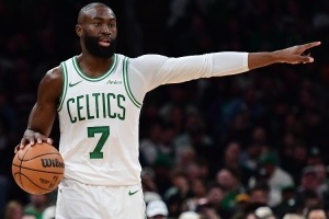 历史性32分胜差！布朗：揭幕战完美开局为系列赛定调