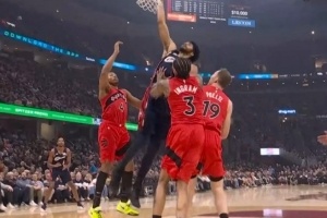 高光瞬间：阿伦弧顶变向过珀尔特尔 隔扣绝杀对手