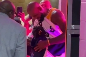 赛场之外：詹姆斯赛后毛巾隔汗拥抱千金 体现父爱如水