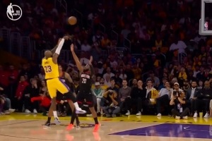 游刃有余！詹姆斯持球操作 撤步中投尽显王者风范