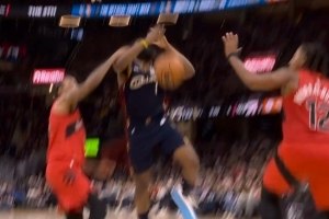 哈登单打独斗 造杀平局 取消了对手的犯规动作