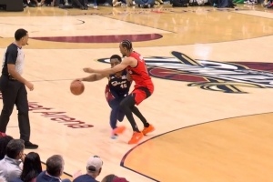 尺度争议再起：骑士因连续进攻犯规被逼退