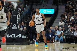 零失误福克斯半场闪耀：4中2得10分，2板4助1断超神发挥