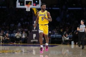 季后赛初露锋芒：布朗尼同台father登场3分50秒