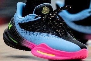 签名鞋易主：福克斯Fox 3换上UA标识