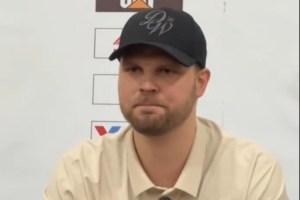 山西助教：这场胜利是队员们应得的 胜果也属于被禁赛的潘江指导