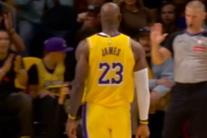 詹姆斯无辜被指 指向裁判泰勒·福特引发场边风波