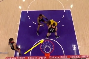 雷迪克迅速反击！申京篮下突破艾顿 湖人防守成功阻挡