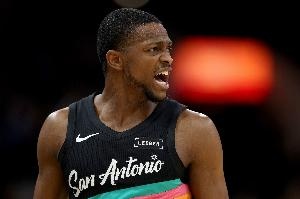 福克斯连续亮眼：三分+助攻+中投助球队领先优势持续扩大