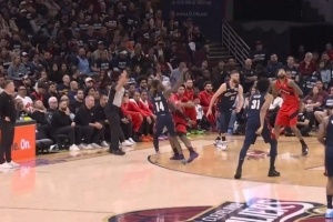 三分+造杀罚中，埃利斯打出3+1精彩瞬间