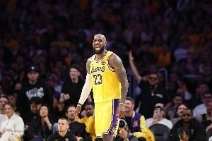 詹姆斯掌控比赛，湖人精妙备战战胜火箭