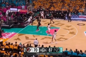 球场风暴：格兰特强突过三防暴扣，技惊四座！