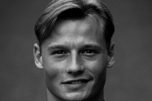 英超焦点：阿森纳客场戴黑袖标，追思曼宁格