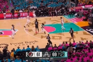 连中两记三分 瓦塞尔外线发威 助马刺重获两位数领先优势