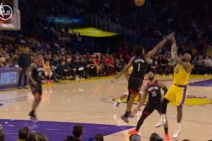 詹皇防守后仰命中 狂欢庆祝