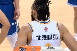 米奇赛后遭恶意拉拽事件升级 裁判重判违体