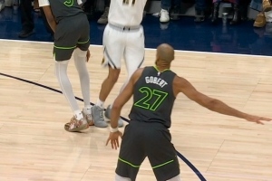 不可容忍的行为：麦克丹尼尔斯垫脚穆雷 裁判亮剑一级恶意犯规