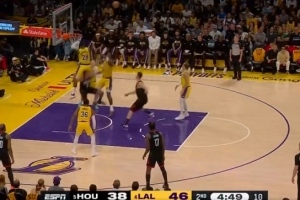 八村塁补防变失误 小史密斯抓住机会飞身摘下头球