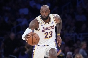 苏群点评湖火箭大战：詹姆斯老将本色压申京 肯纳德三分11连中