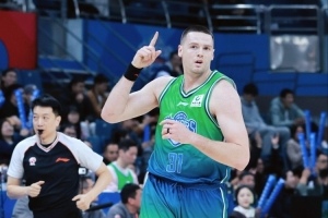 浙江天津激战49犯潮 三人满额4犯频现 詹姆斯遭逐离场