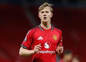 曼联一线队名单更新：18岁斯维茨迎生涯首次征召