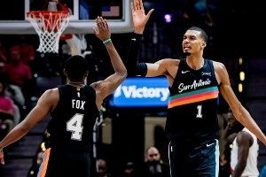 文班赛技超凡 球队借力获胜 名宿齐聚情真意切