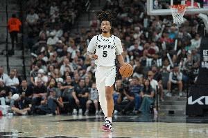 卡斯尔表现全面：17分7助7板8罚全中，效率成疑问