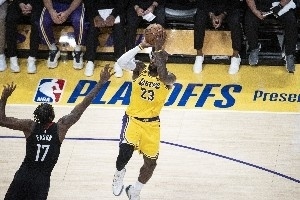 虽非无所不能，詹姆斯以球商力抗时间考验