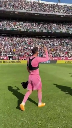 主场光环难挡梅西魅力，客场7万球迷为 lui 默哀