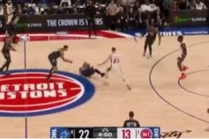 争胜实录：萨格斯以鱼跃倒地滑行方式守护球权