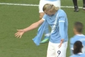 今日趣图：又摔又能踢，锁脖撕落衣。看了一场球，附赠UFC。