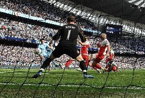 英超冷知识：仅1次净胜球定冠军，11/12赛季上演绝杀传奇