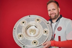 拜仁欧冠巴黎首战丹克斯顶替孔帕尼