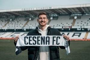 意乙比赛惊魂：切塞纳小克林斯曼颈椎骨折